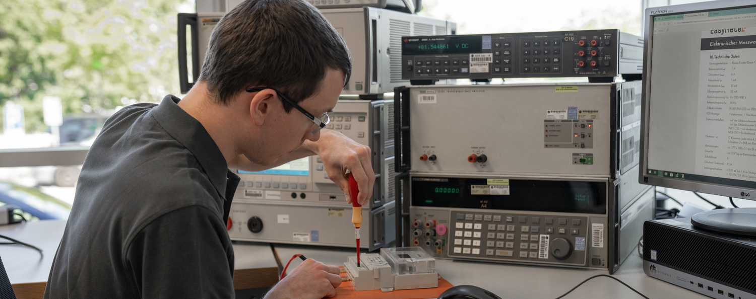 Ein Mann kalibriert einen Energiezähler