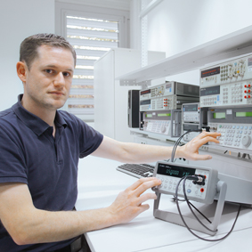 Étalonnage des équipements de mesure électrique dans le laboratoire de basse fréquence