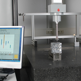 Dimensionelle Kalibrierung Koordinatenmesstechnik einer Block Freifläche
