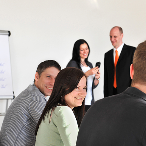 Stetig Neues lernen Eine Besprechungssituationen mit mehreren Mitarbeitenden