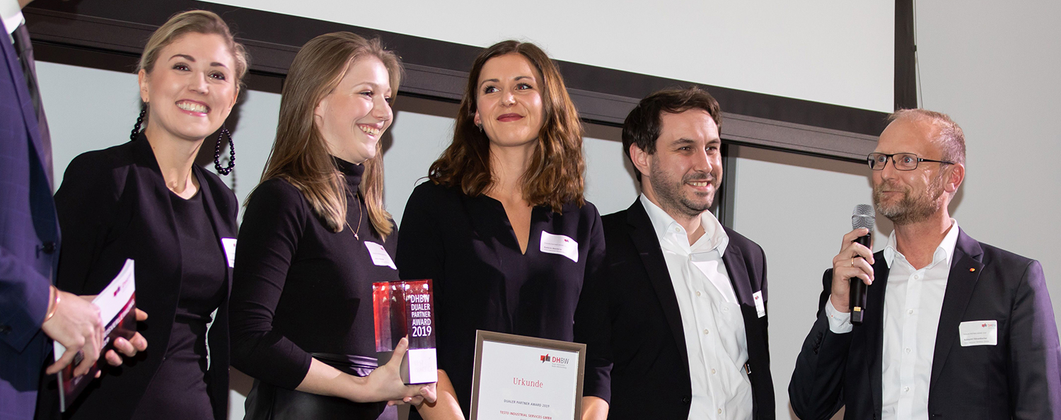 Dualer Partner Award DHBW 2019 Die Ausbildungsleitung nimmt den Preis "Dualer Partner Award DHBW" entgegen.