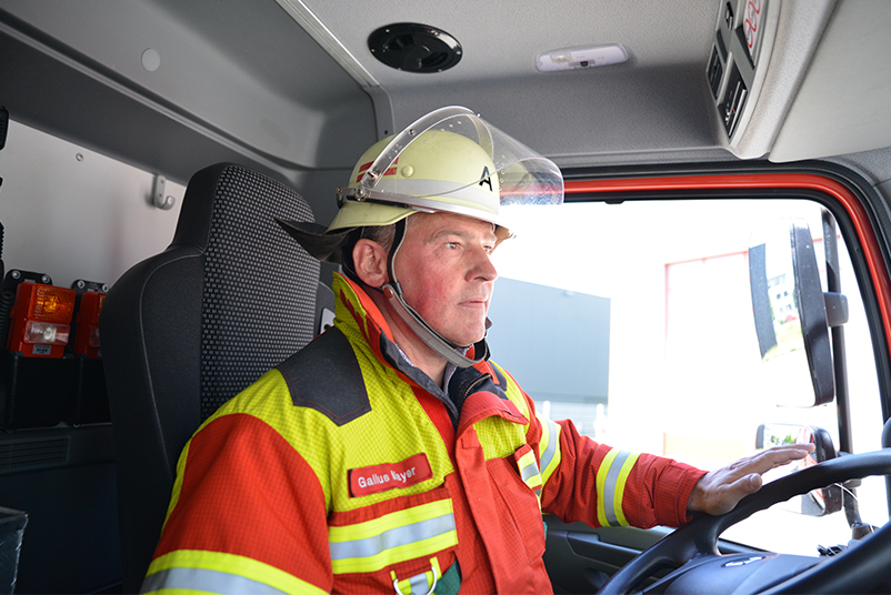 Ein Testo-Mitarbeiter sitzt konzentriert im Feuerwehrauto.