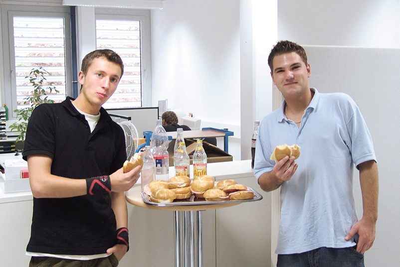 Christian Sander und ein Kollege stärken sich mit belegten Brötchen.