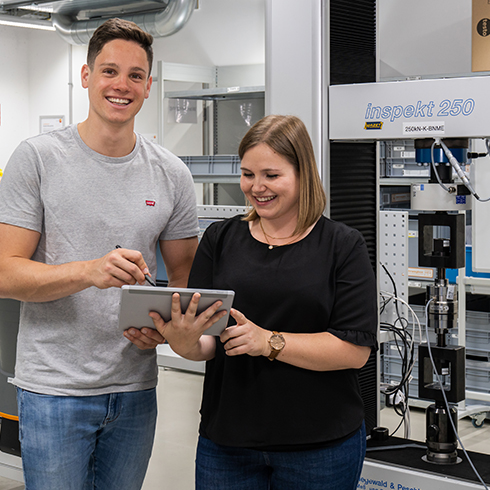 Deux stagiaires dans le laboratoire d'étalonnage de Testo Industrial Services