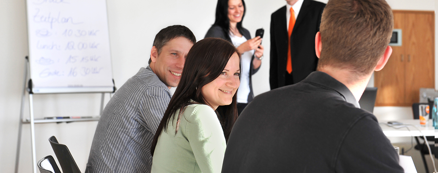 Les employés échangent dans une salle de séminaire