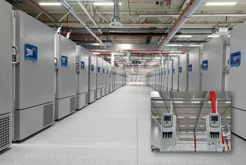 Moderne Logistikhalle mit Kühlcontainern und automatisierter Lagertechnik