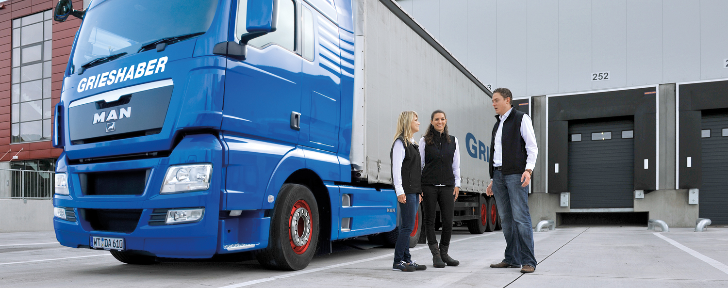 LKW der Grieshaber Logistics Group vor dem Logistikzentrum