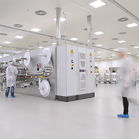Reinraum mit Produktionsanlagen im medizintechnischen Produktionsumfeld