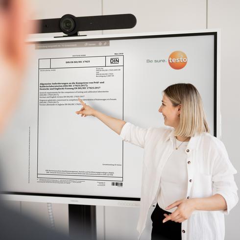 Eine Frau erklärt die Akkreditierungsvorbereitung