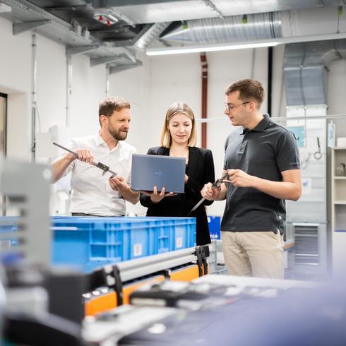 3 Mitarbeiter beraten sich zum Thema MSA