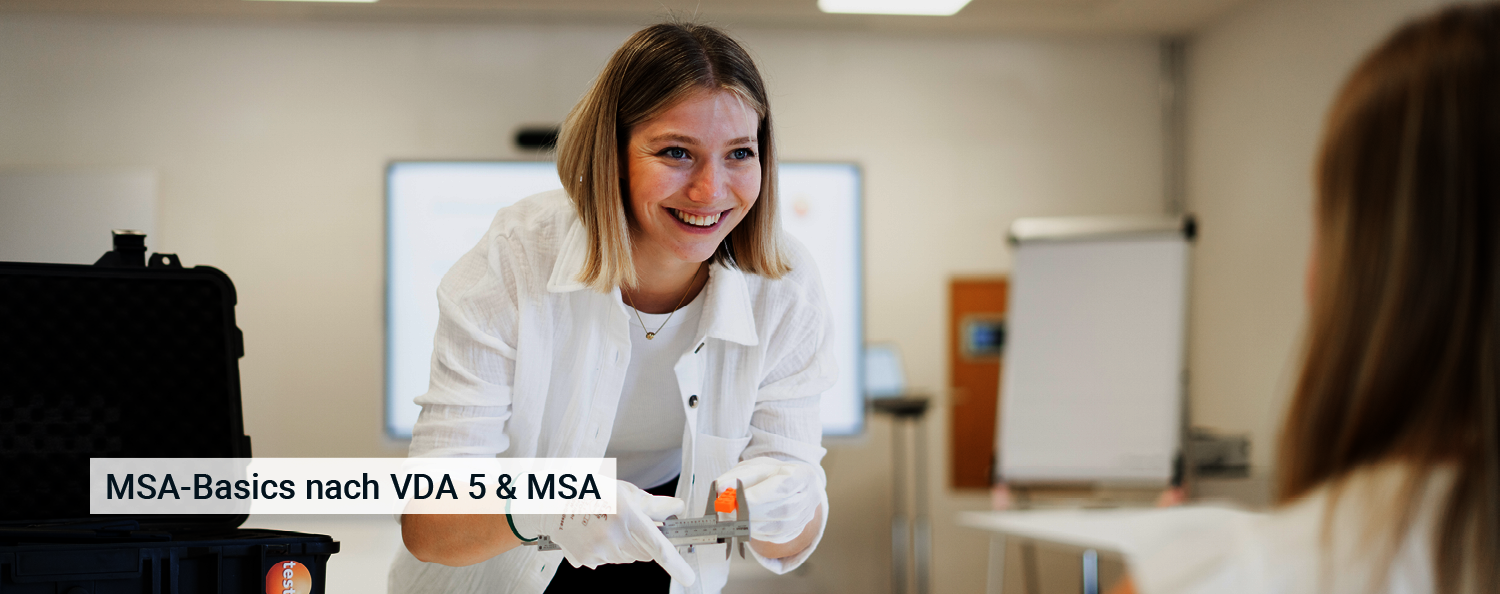 Frau zeigt die Anwendung eines Messschiebers