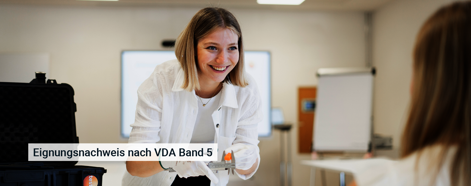 Frau zeigt die Anwendung eines Messschiebers