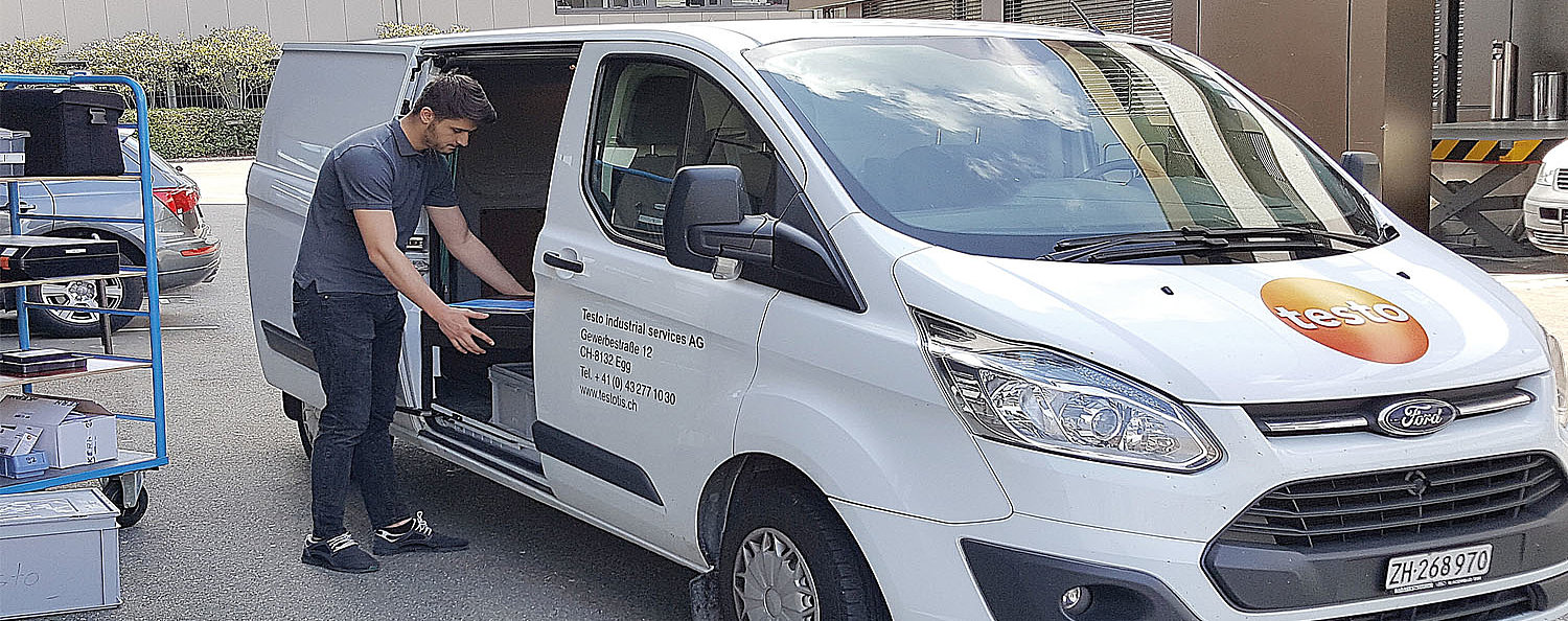 Fahrer im Testo Industrial Services Auto liefert Messgeräte