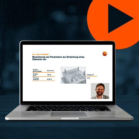 Screenshot des Webinars mit Foto des Referenten auf dem Bildschirm eines Laptops vor blauem Hintergrund