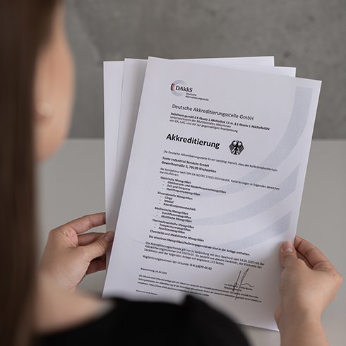 Webinar-Aufzeichnung Werkskalibrierung vs. akkreditiertes Kalibrierverfahren Webinar-Aufzeichnung zur Unterscheidung und Wichtigkeit des Kalibrierzertifikats