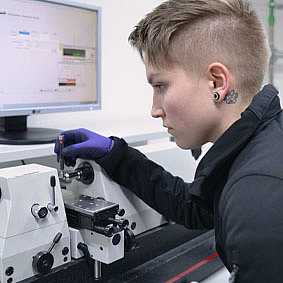 Kalibrierung eines Gewindelehrdorns im dimensionellen Labor