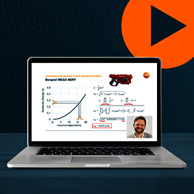 GUM und KI – Kann so jeder Messunsicherheit? Ein Laptop auf dem eine Folie des Webinars abgebildet ist und in der unteren Ecke ein Foto des Sprechers. Im Hintergrund erkennt man einen orangenen Play-Button.