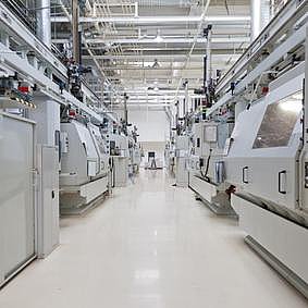 Produktionsbereich mit mehreren CNC Maschinen in einem Medizintechnikunternehmen