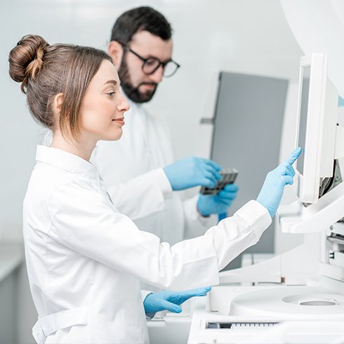 Computer/Software im Labor Nutzung von Computern und Software in einem medizinischen Labor