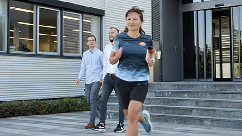 Un employé de Testo fait son jogging avec un maillot Testo.